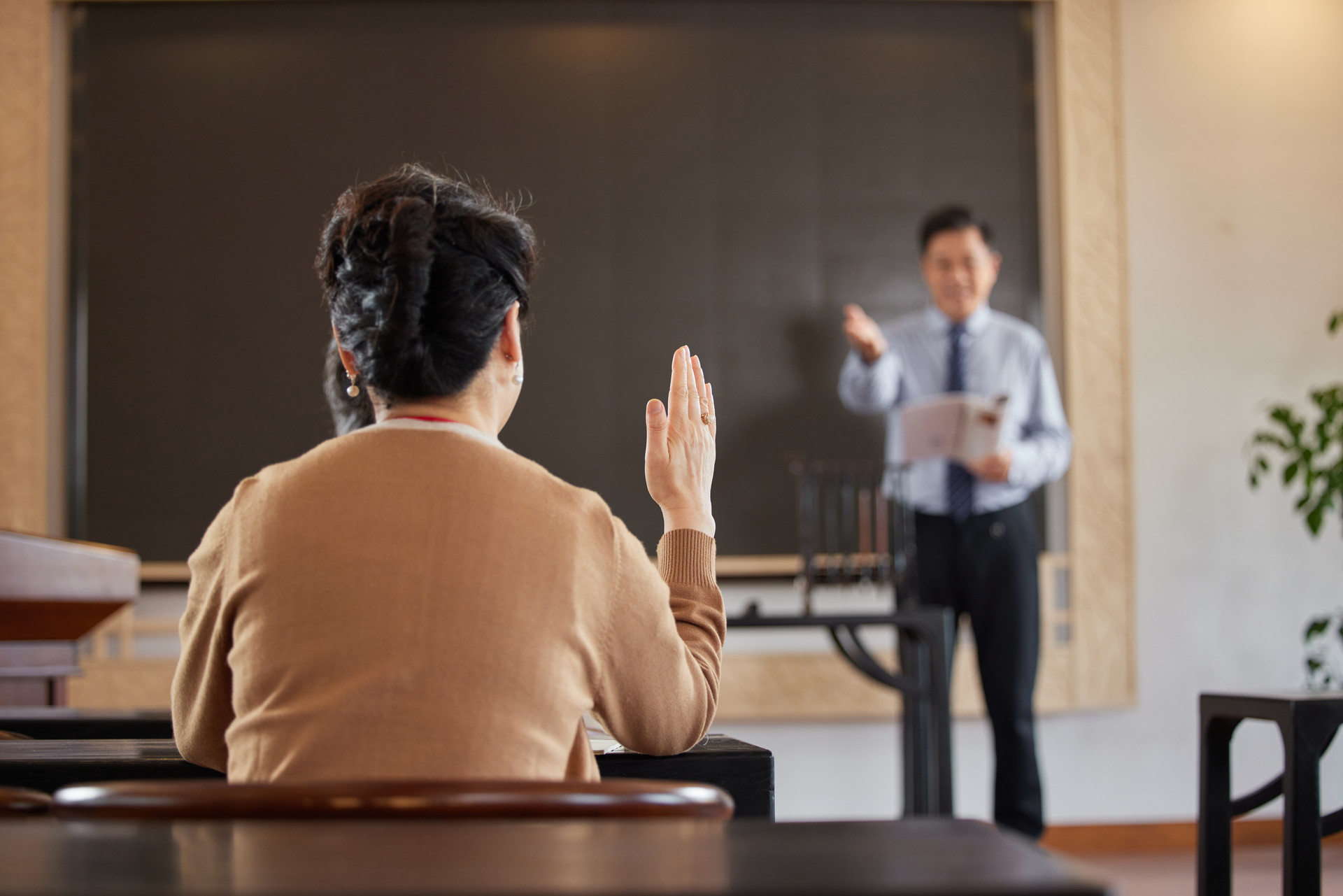 摄图网_502383369_banner_参加老年大学的老年人举手回答问题（企业商用）.jpg